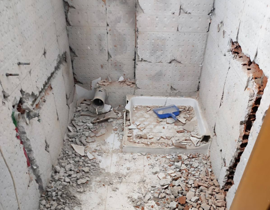 Στιγμιότυπο ανακαίνισης μπάνιου: βγαλμένα πλακάκια και σκαμμένοι τοίχοι